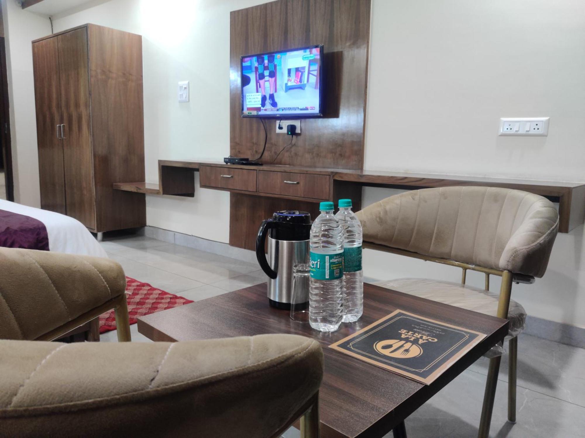 Hotel Hv Nāhan 外观 照片