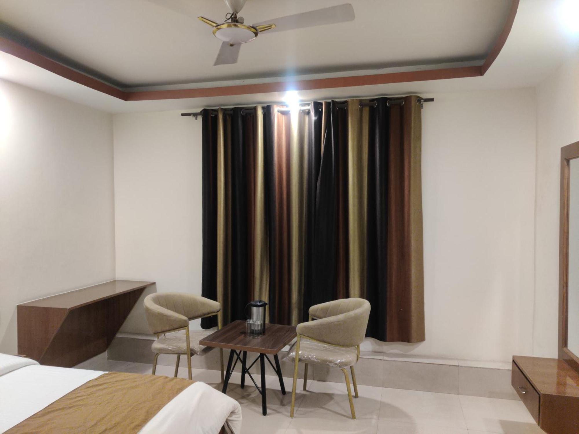 Hotel Hv Nāhan 外观 照片