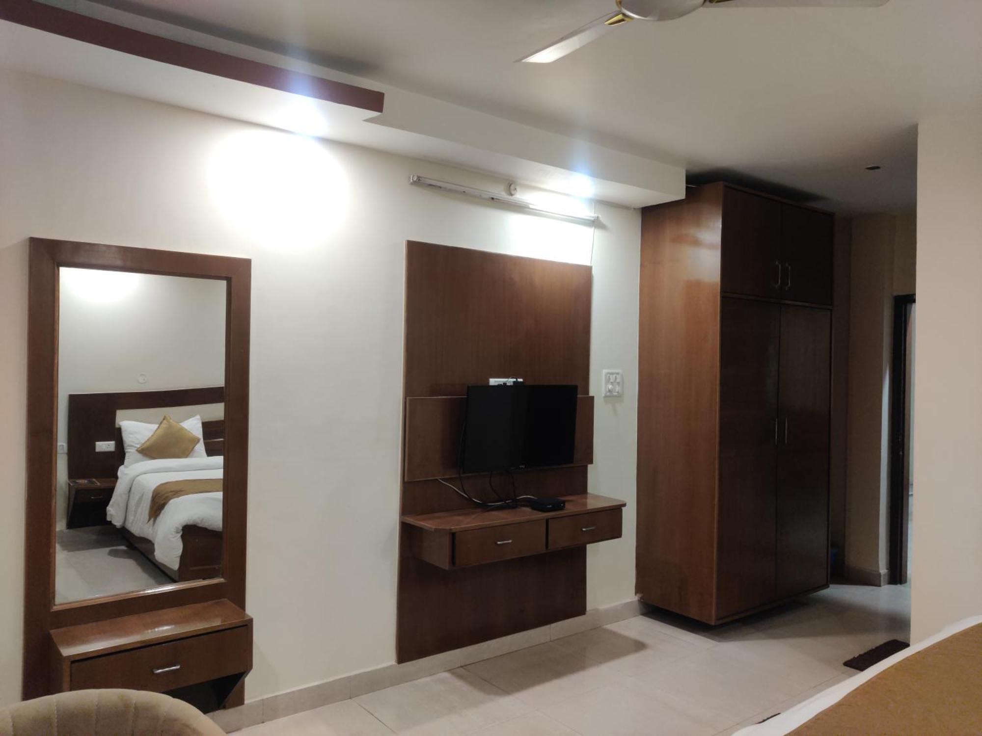 Hotel Hv Nāhan 外观 照片