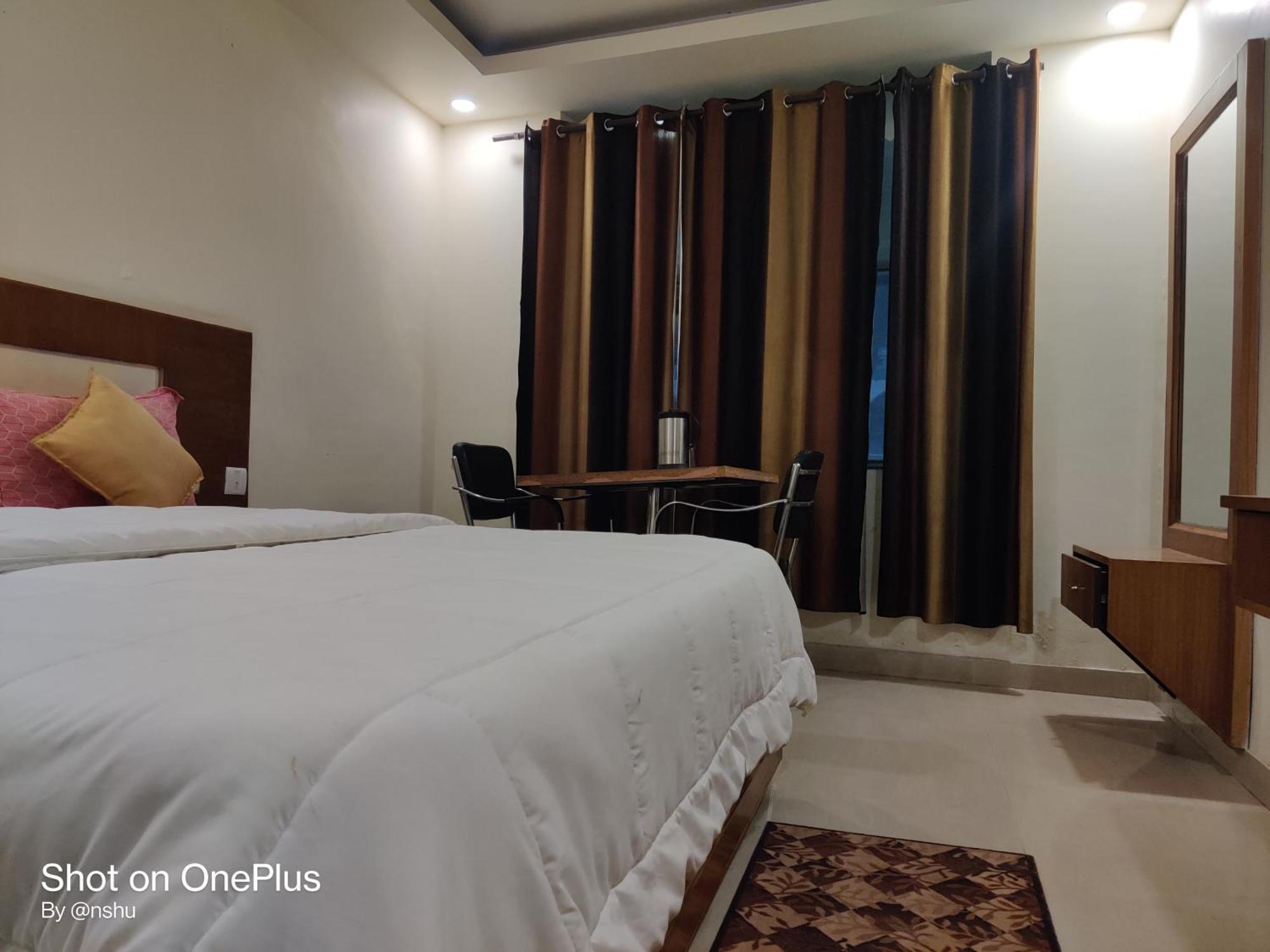 Hotel Hv Nāhan 外观 照片