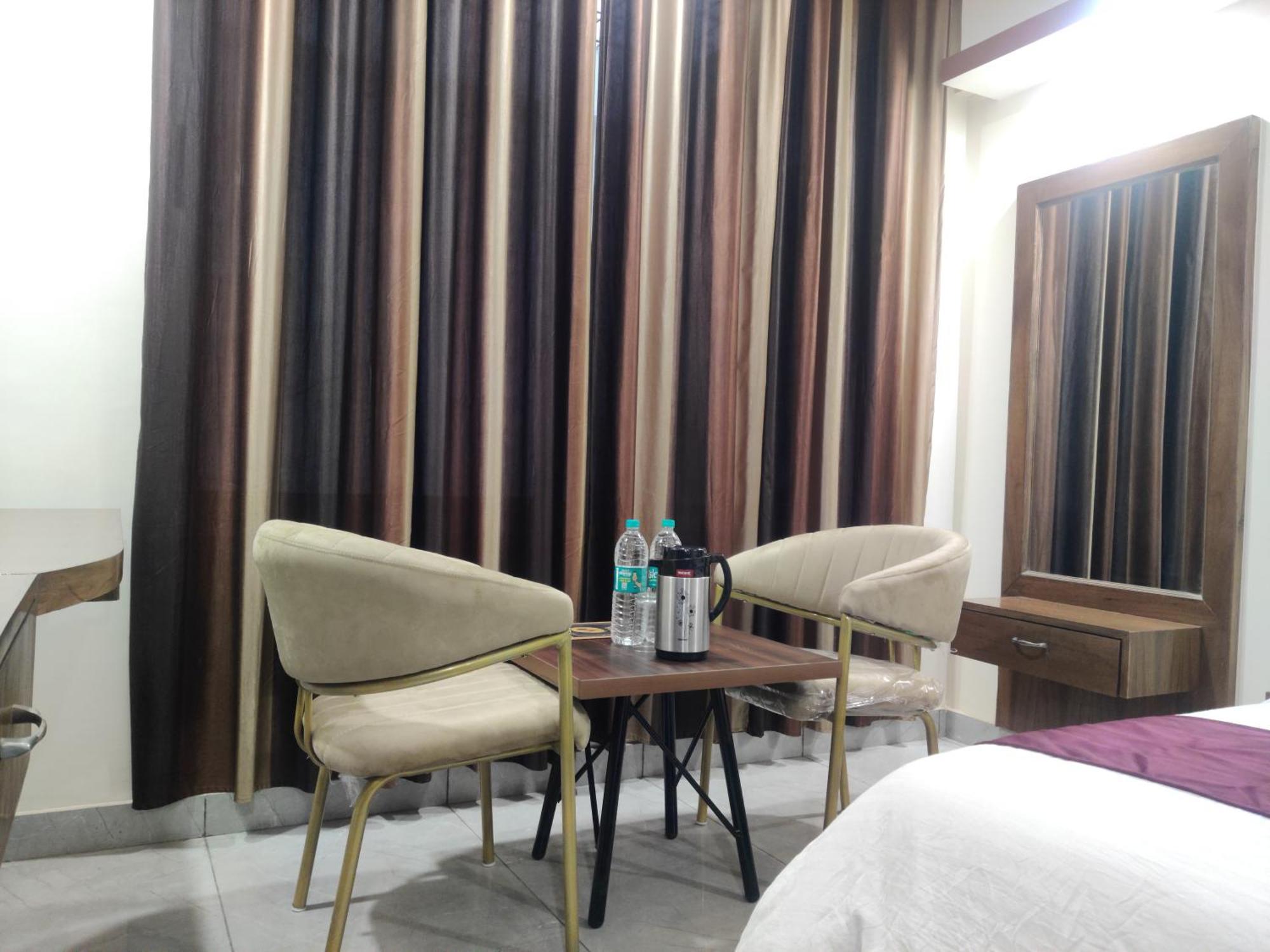 Hotel Hv Nāhan 外观 照片