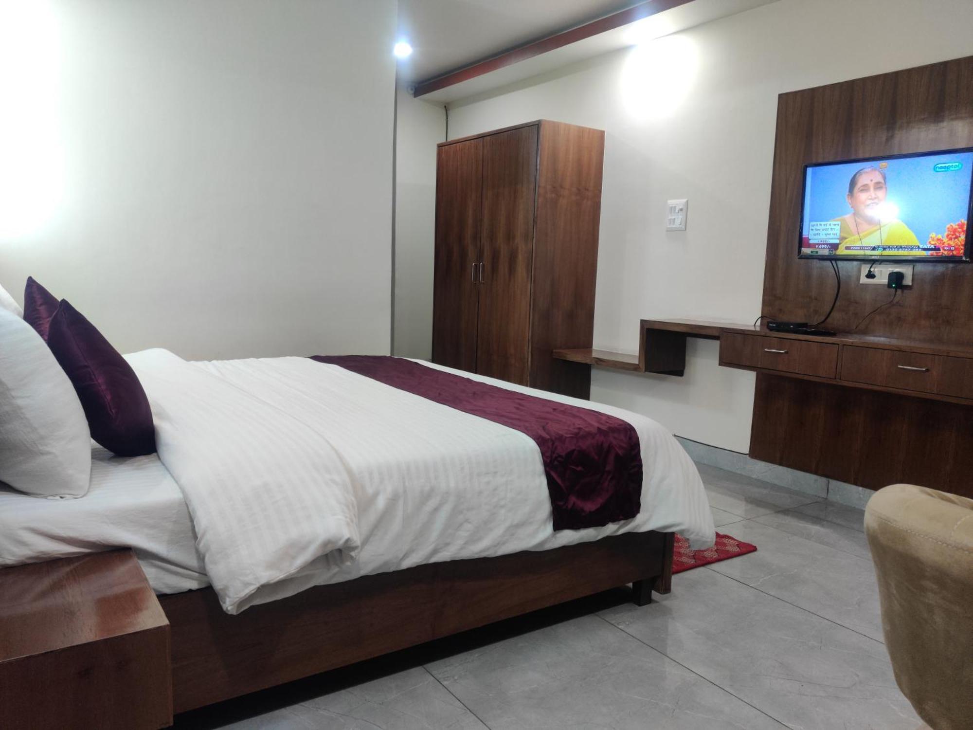 Hotel Hv Nāhan 外观 照片
