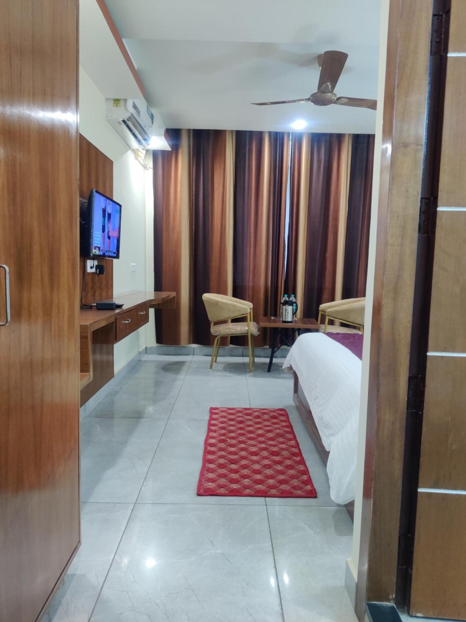 Hotel Hv Nāhan 外观 照片