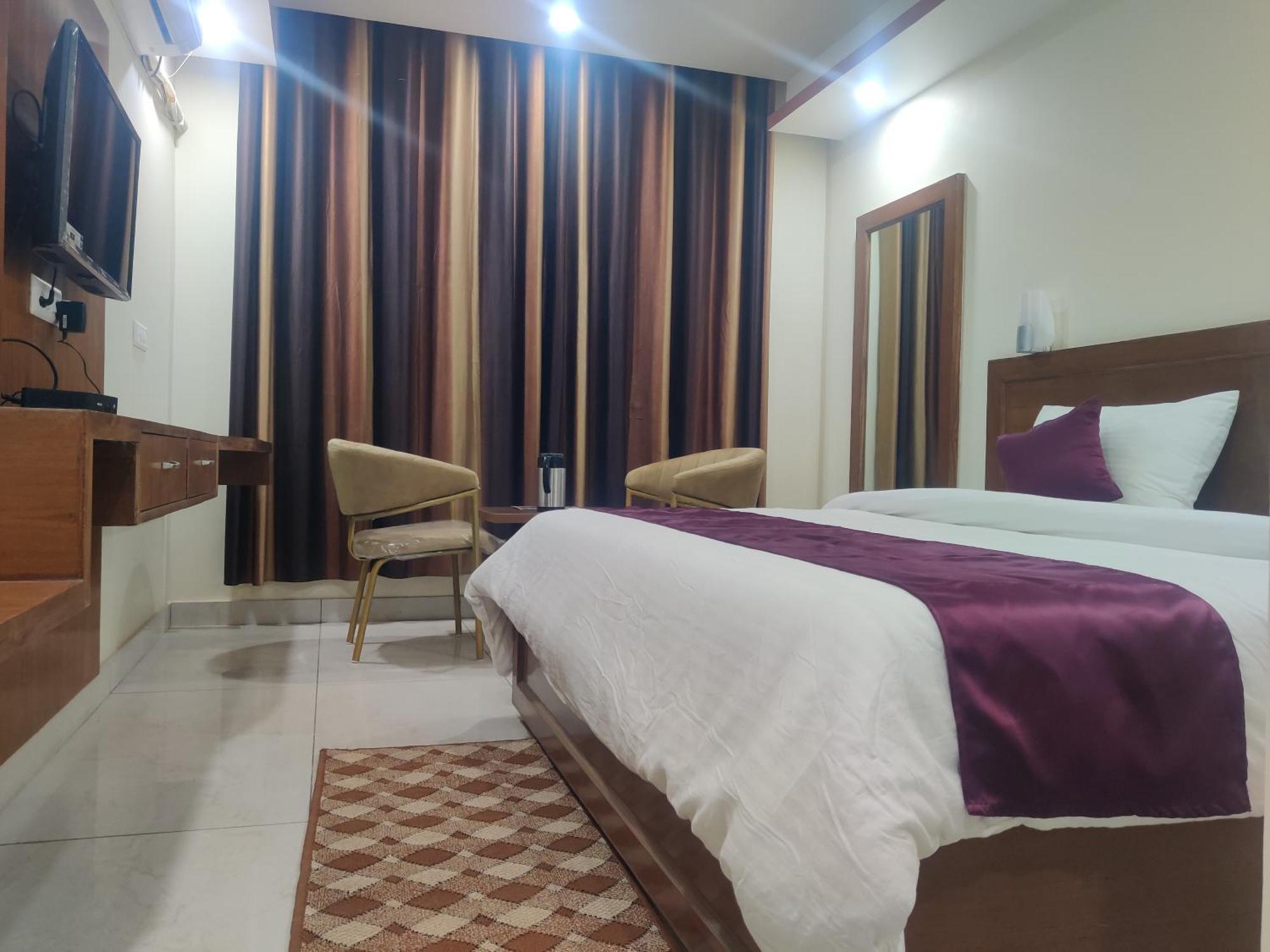 Hotel Hv Nāhan 外观 照片